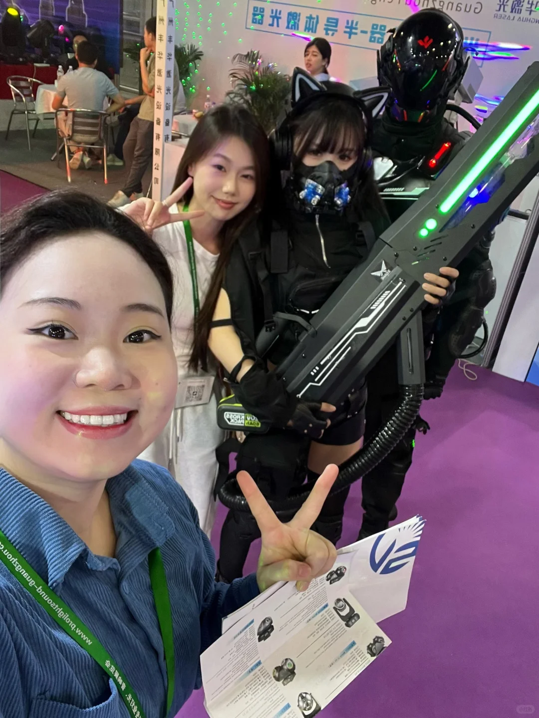 展会上的开心瞬间！✈️