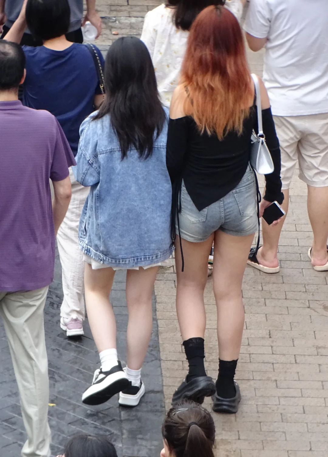 属于微胖的美，热裤小姐姐的人海穿行...