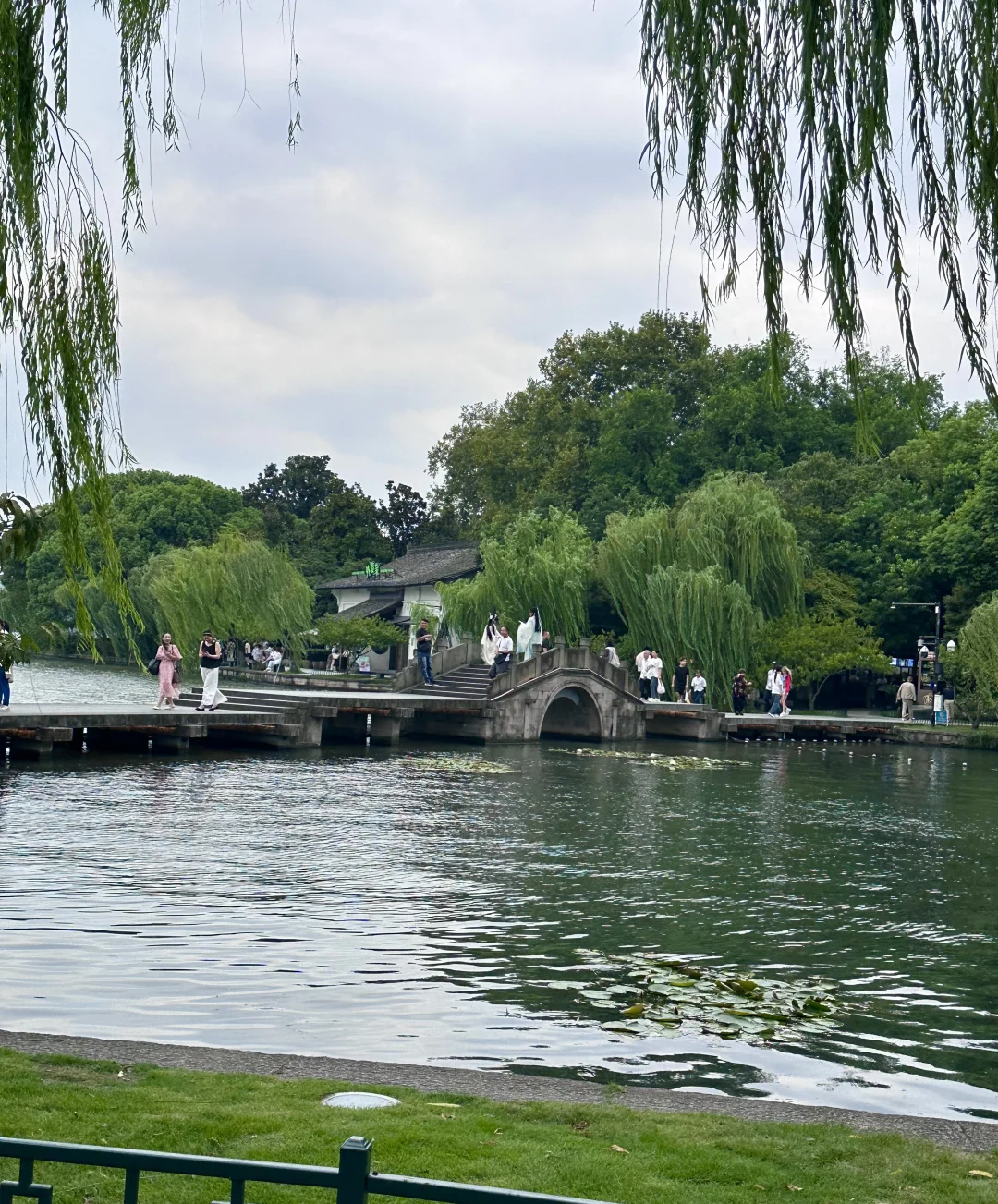 欲把西湖比西子，淡妆浓抹总相宜！