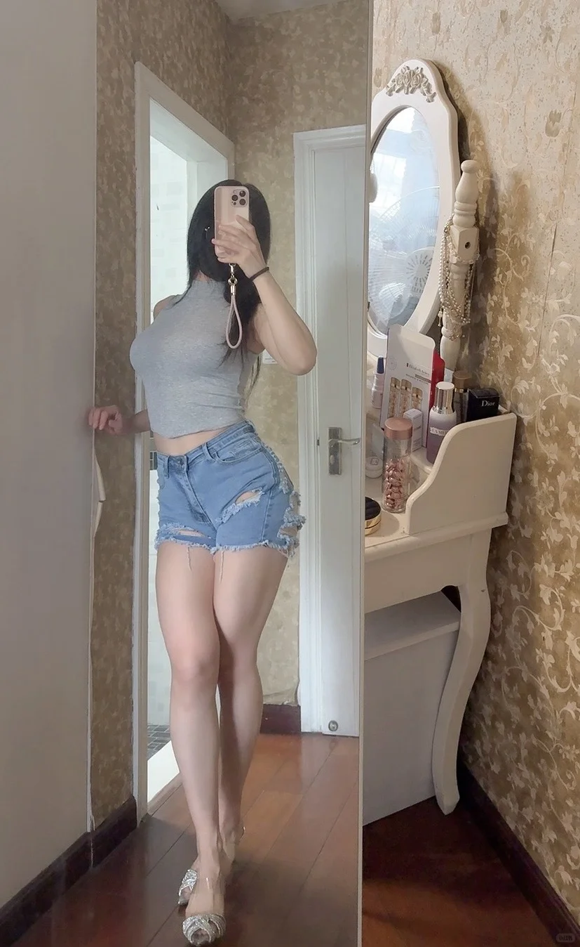 好喜欢这条破洞牛仔短裤！