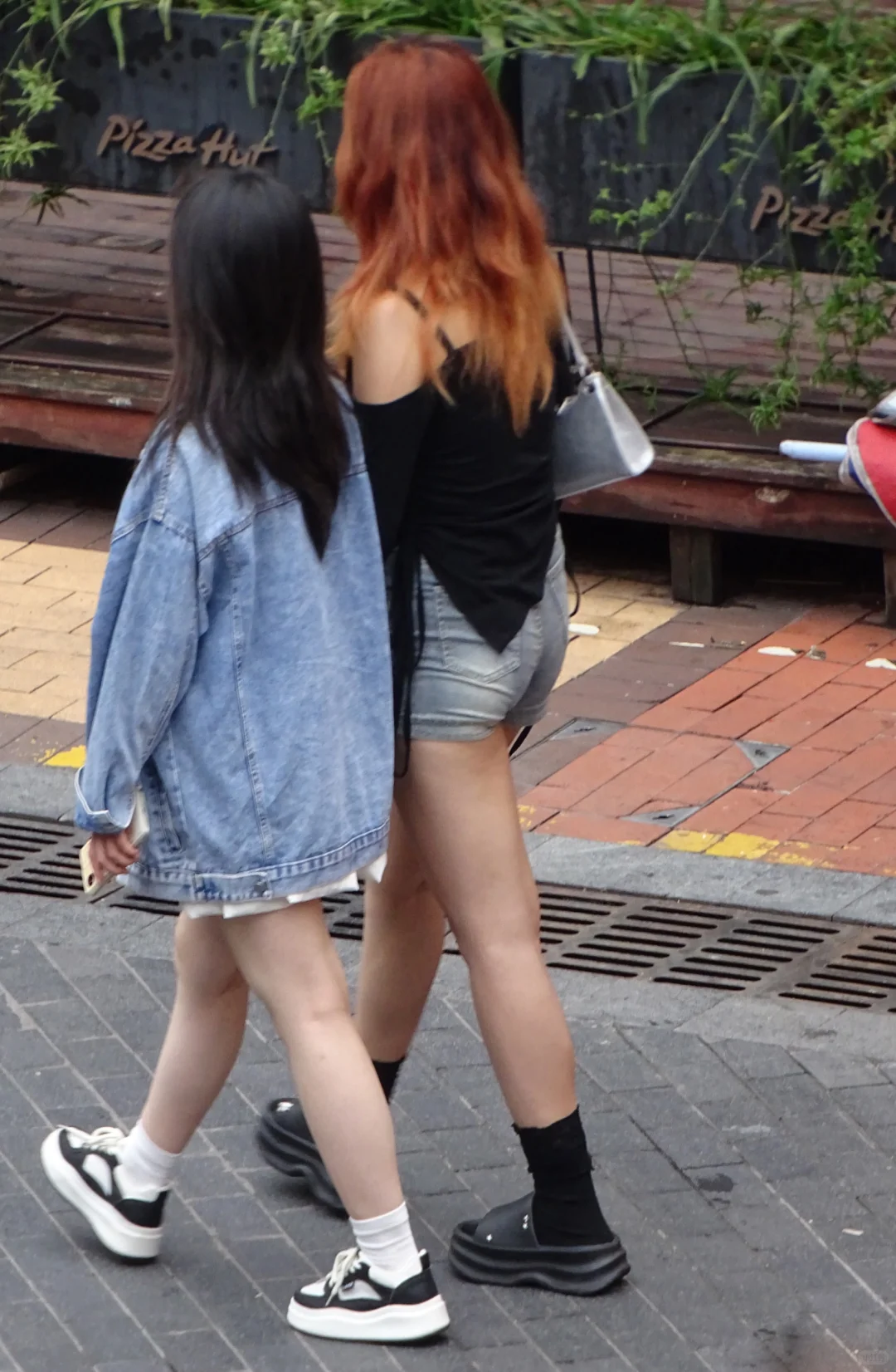 属于微胖的美，热裤小姐姐的人海穿行...