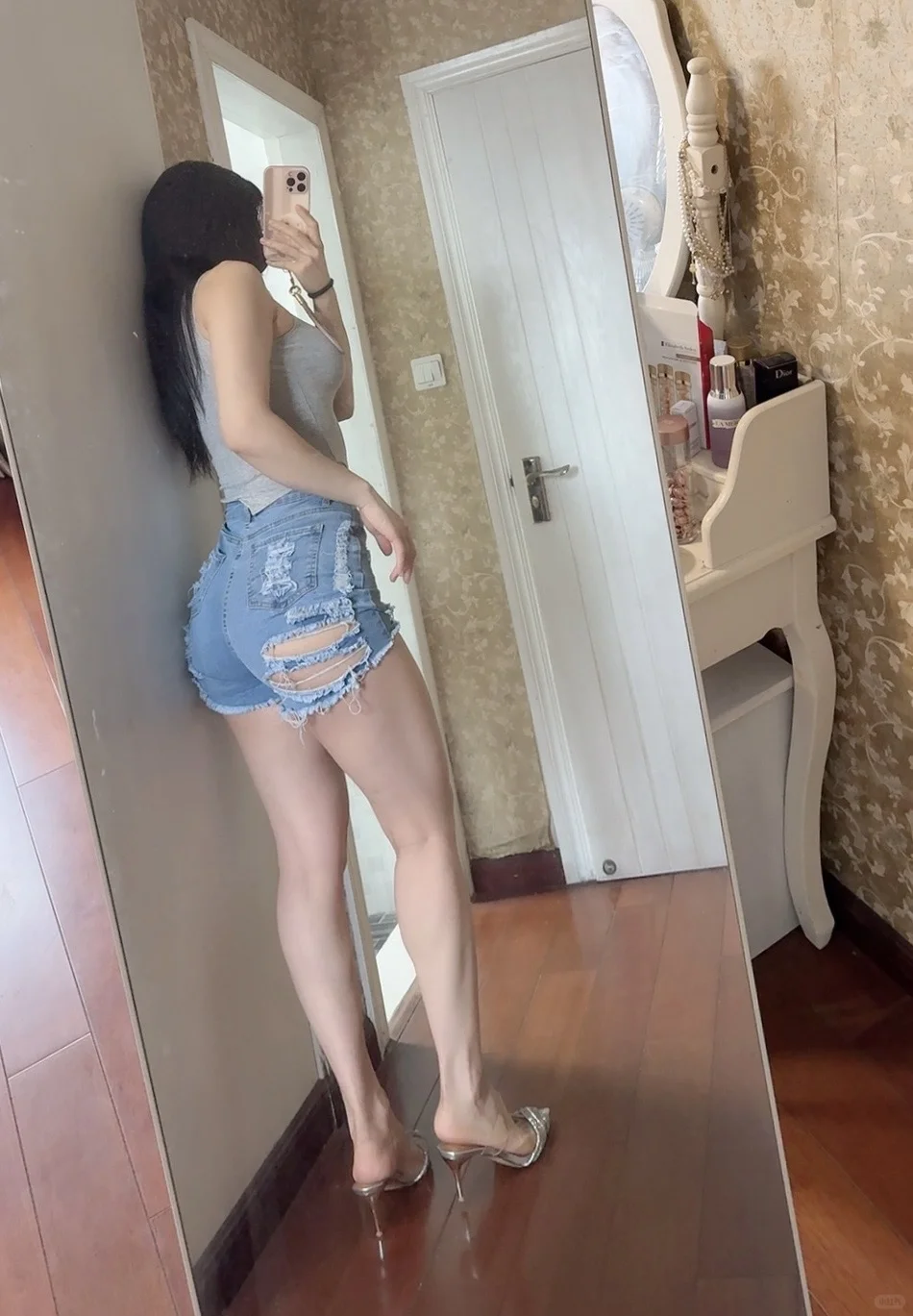 好喜欢这条破洞牛仔短裤！