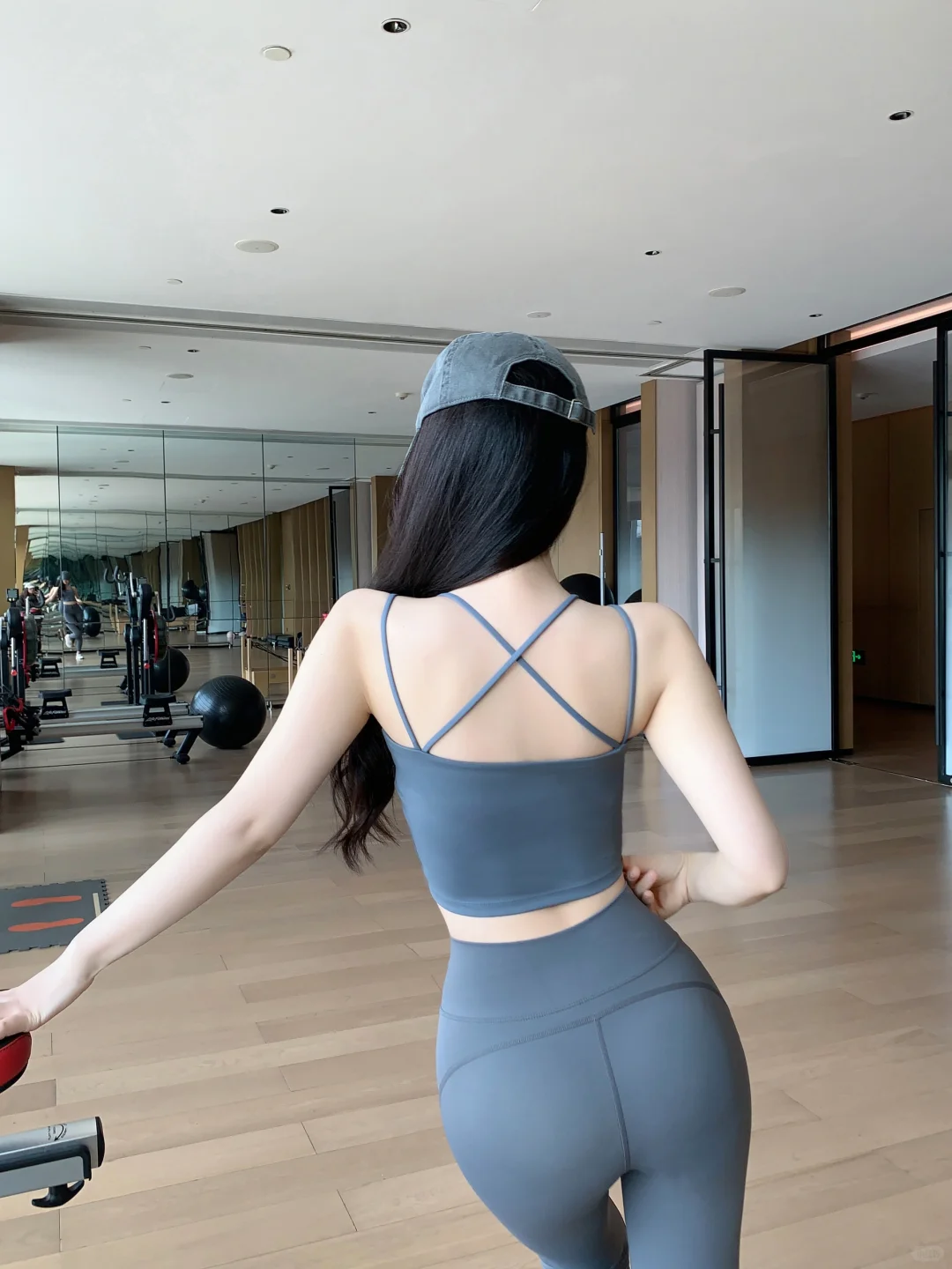 灰色露背瑜伽吊带要不要留？