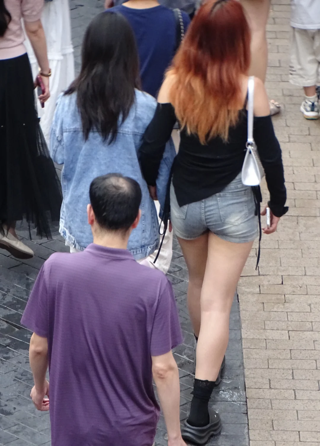 属于微胖的美，热裤小姐姐的人海穿行...