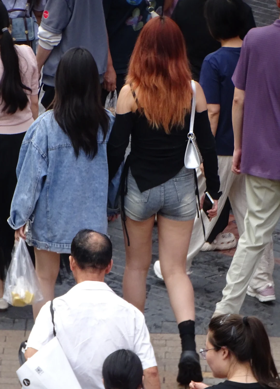 属于微胖的美，热裤小姐姐的人海穿行...