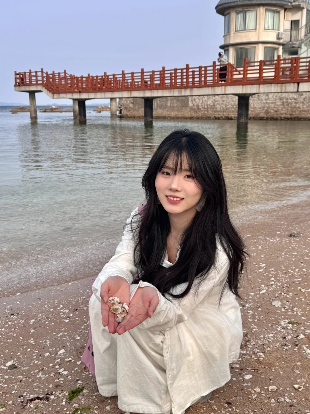 ?海边松弛感穿搭｜白衬衫+波点包