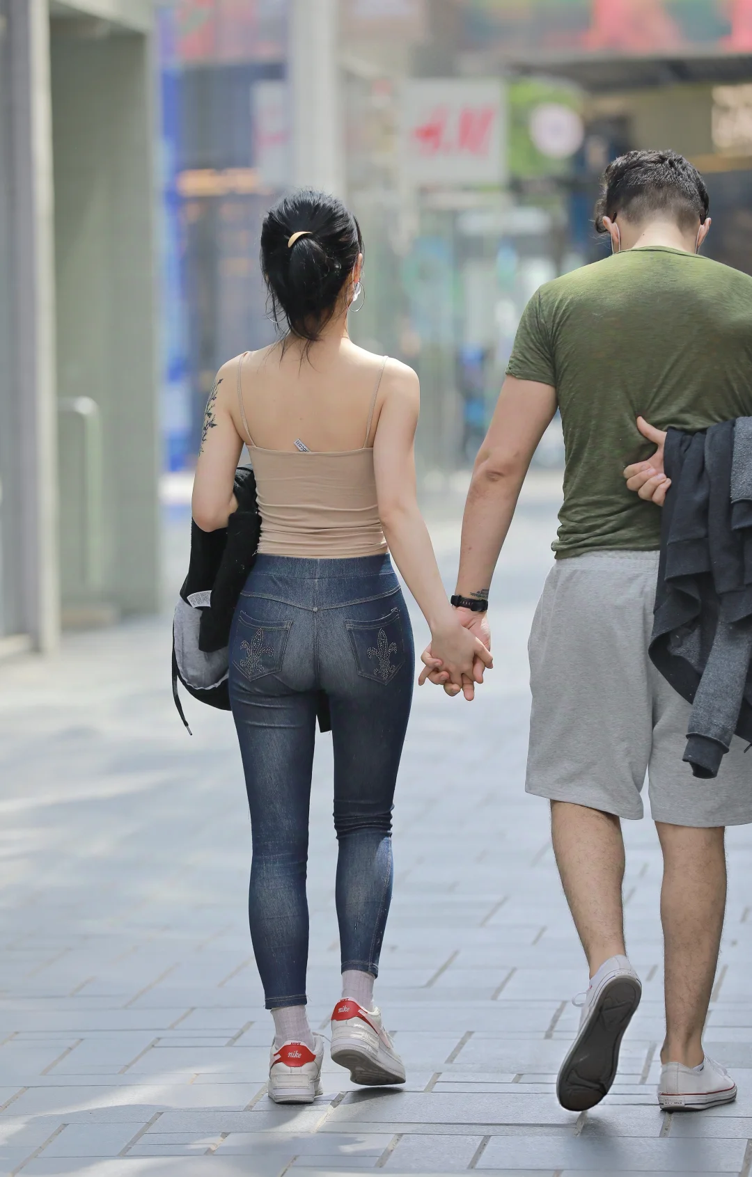 街拍丨紧身牛仔裤搭配收腰小吊带丨完美身材