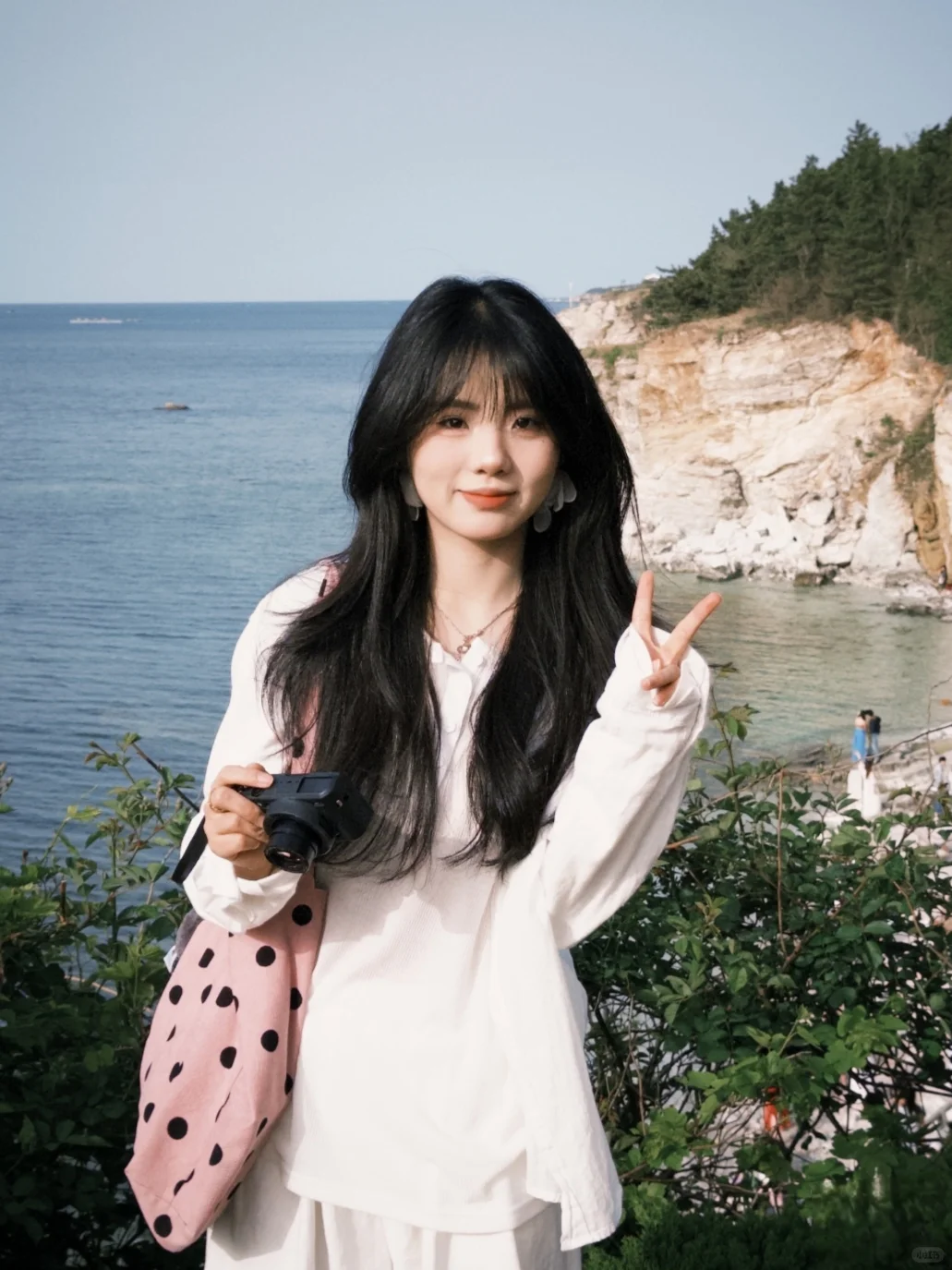 ?海边松弛感穿搭｜白衬衫+波点包