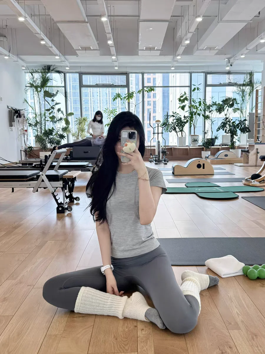 姐妹们，这件浅灰色瑜伽短袖拍照好有高级感