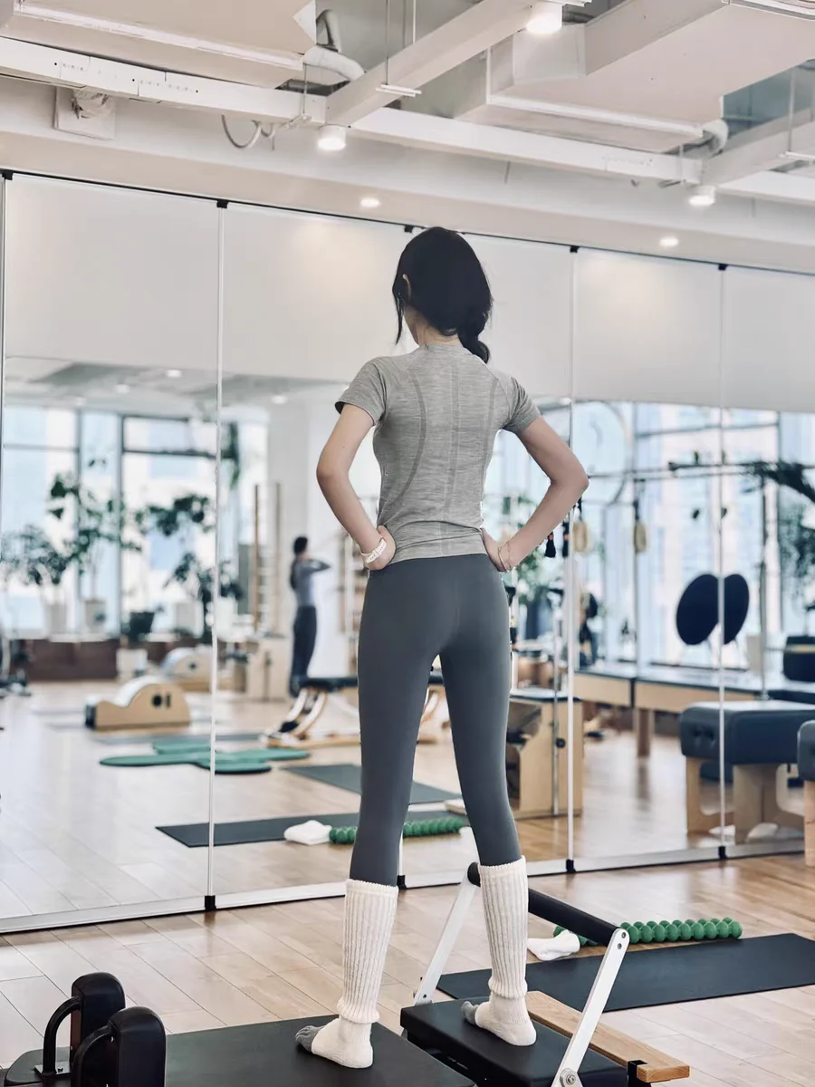 姐妹们，这件浅灰色瑜伽短袖拍照好有高级感