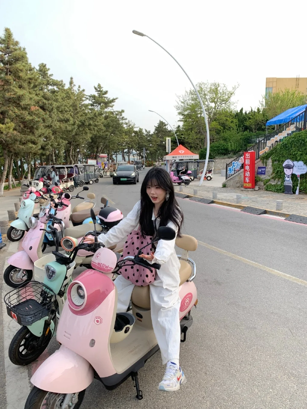 ?海边松弛感穿搭｜白衬衫+波点包