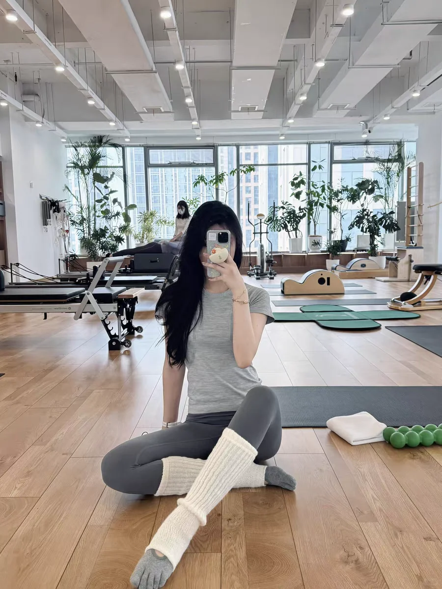 姐妹们，这件浅灰色瑜伽短袖拍照好有高级感