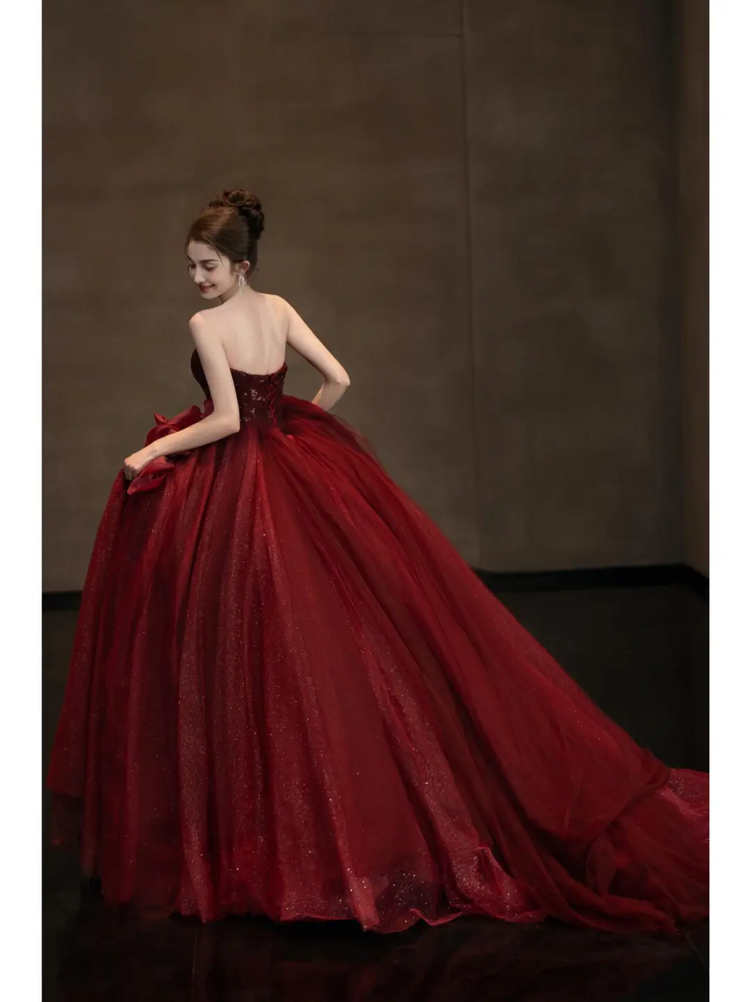 新娘C位敬酒服??车厘子色吸睛度直接拉满