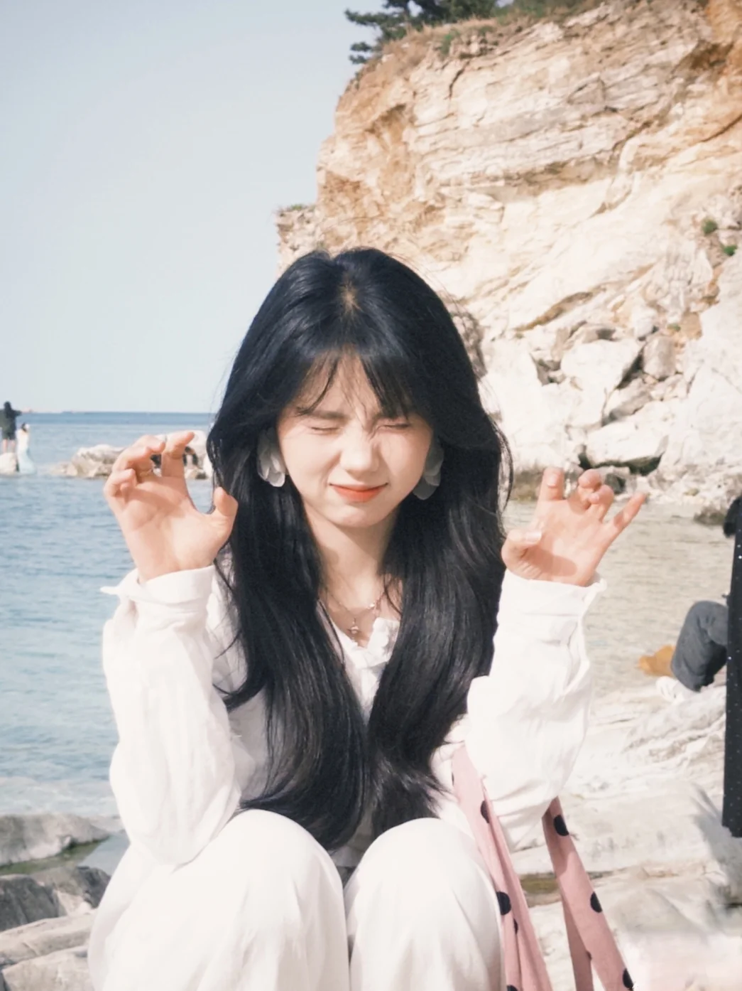 ?海边松弛感穿搭｜白衬衫+波点包