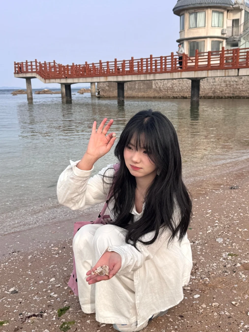 ?海边松弛感穿搭｜白衬衫+波点包