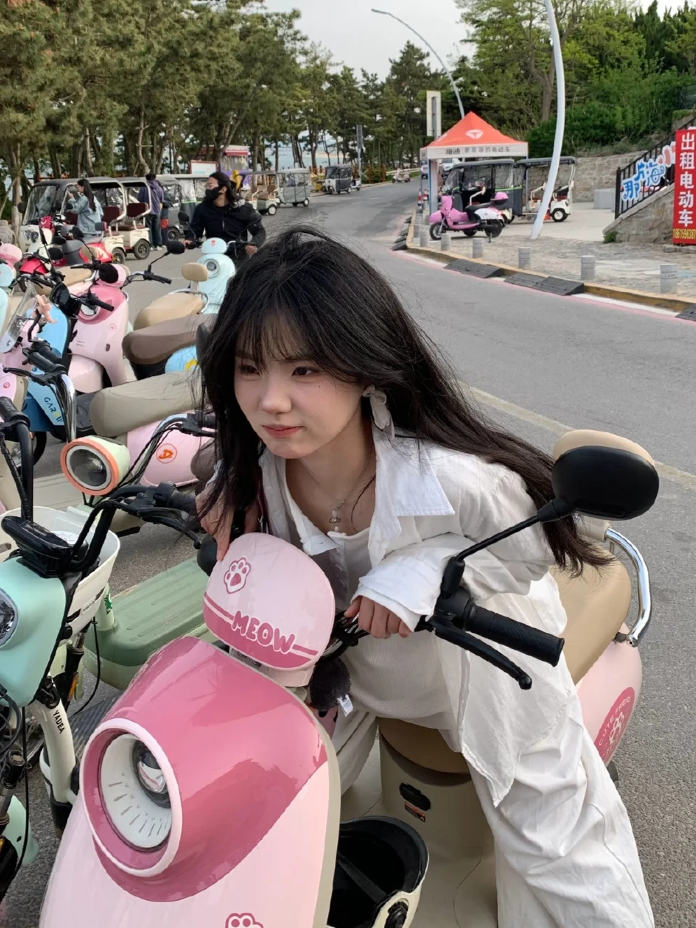 ?海边松弛感穿搭｜白衬衫+波点包