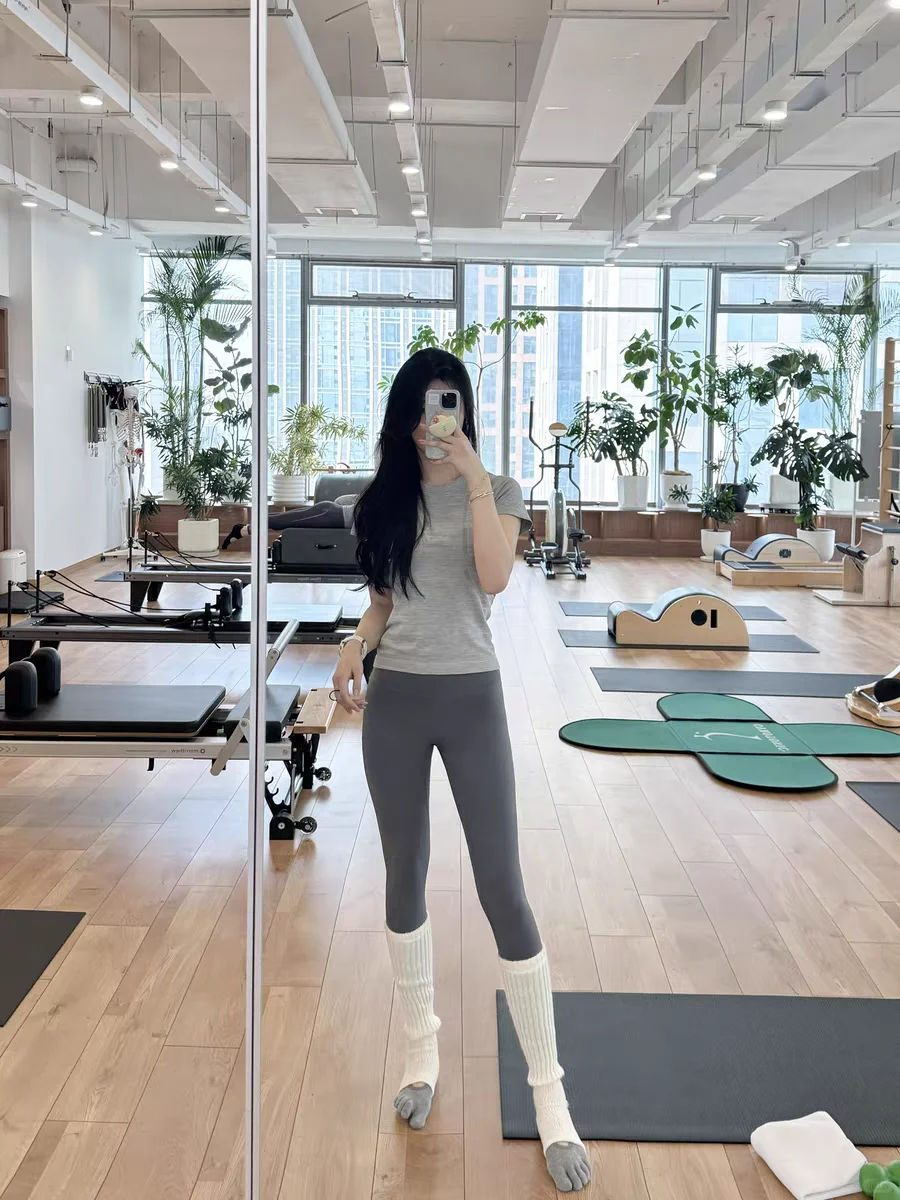 姐妹们，这件浅灰色瑜伽短袖拍照好有高级感