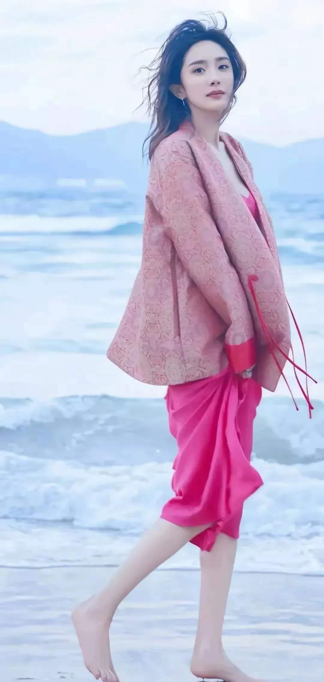 她在海边，我在看…… 海！?大幂幂杨幂