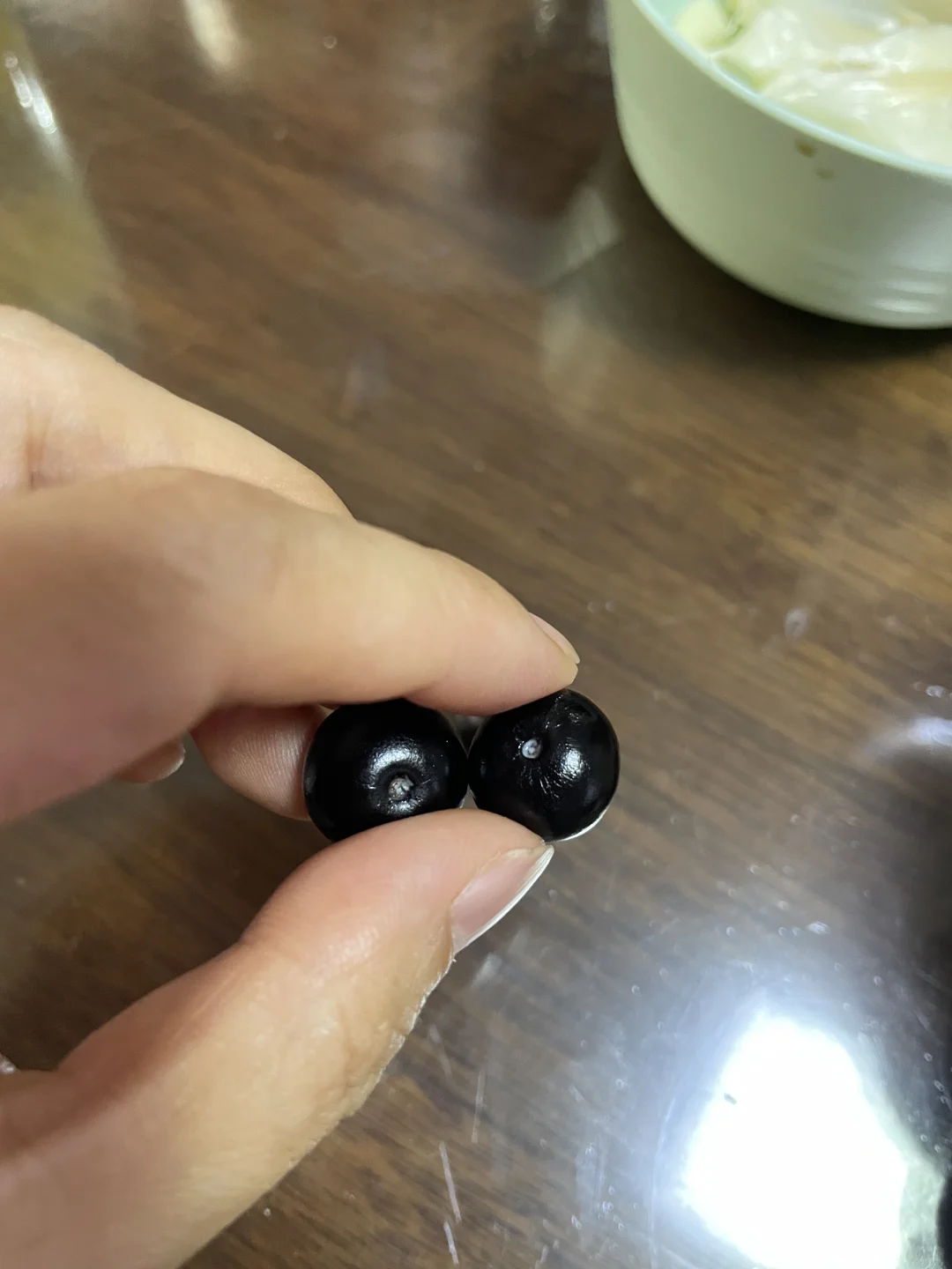 穷疯了 用三个蓝莓? 讹好利来一个生日蛋