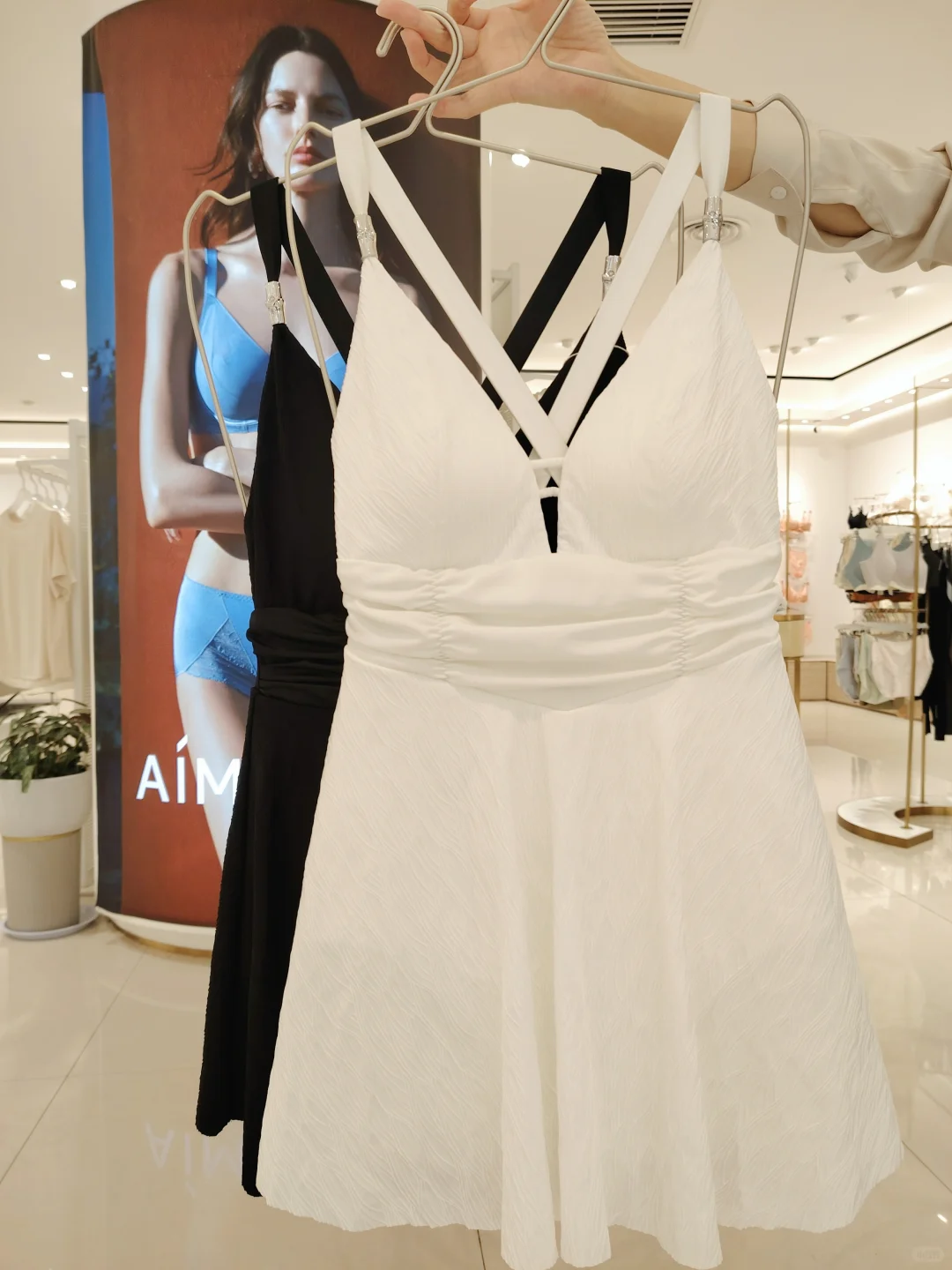 ?海边拍照被追着问的连体泳衣