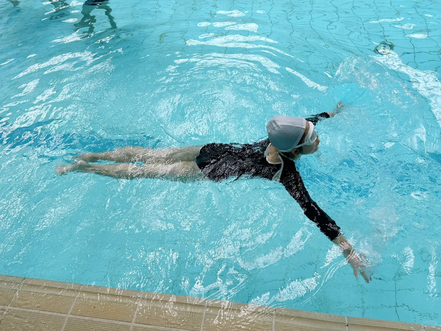 快看！泳池里有一只小可爱?