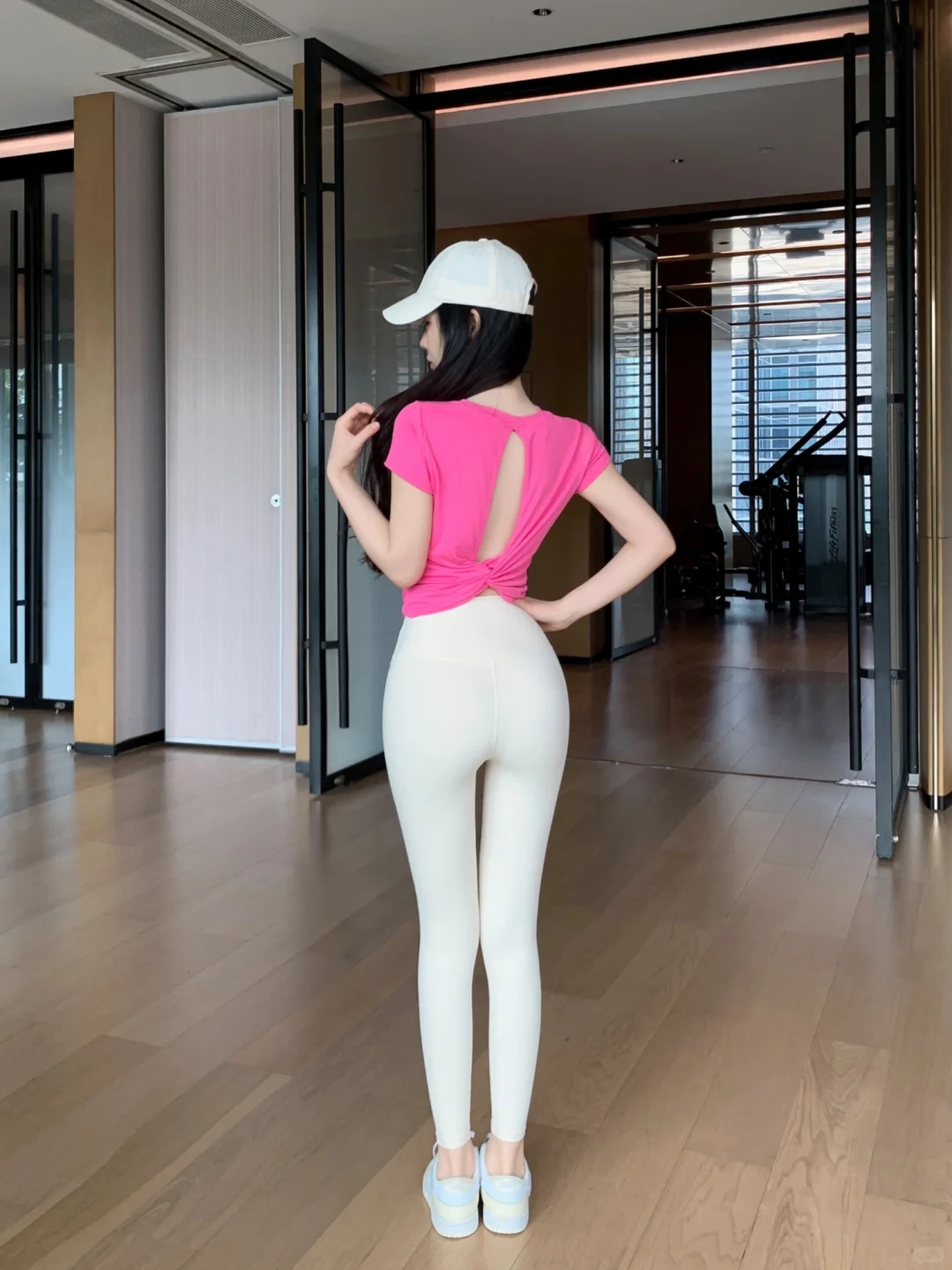 这件瑜伽上衣没人发现嘛！难得一见的玫红色