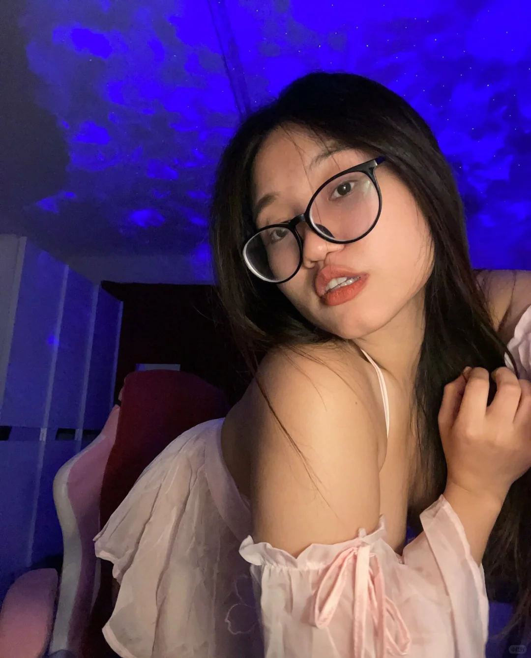 是谁被这灯光吸引到了?