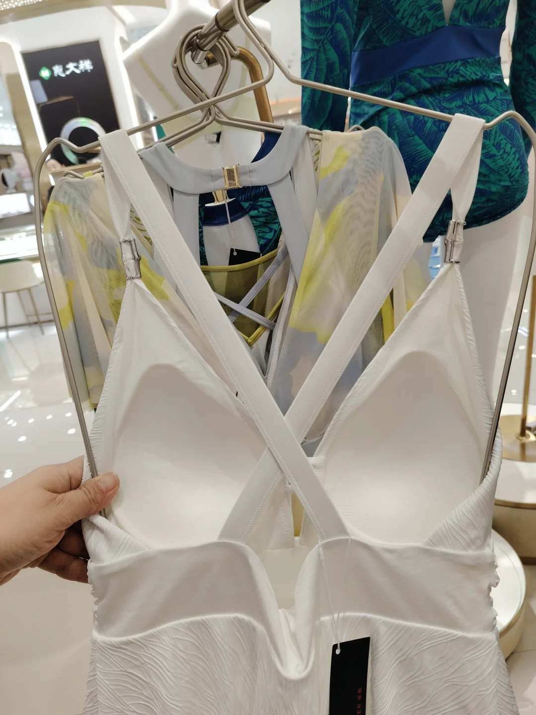 ?海边拍照被追着问的连体泳衣