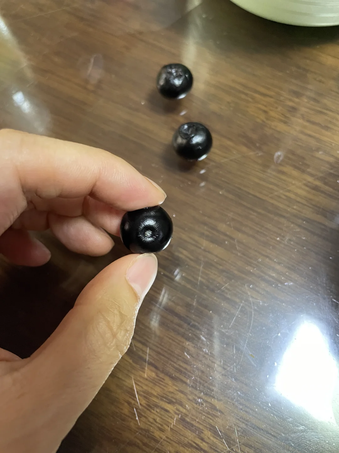 穷疯了 用三个蓝莓? 讹好利来一个生日蛋