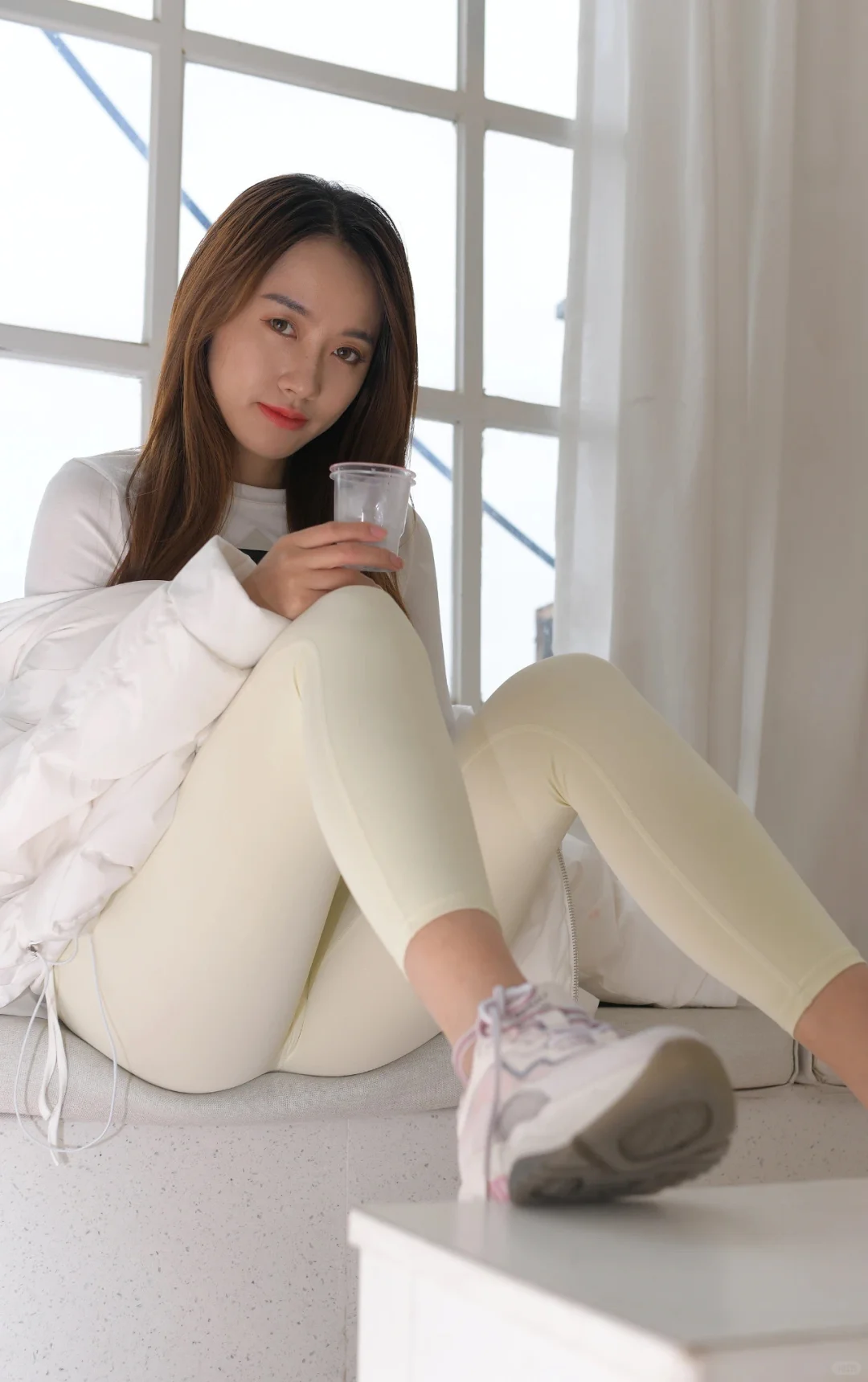 存一些ins风美女拍照姿势?