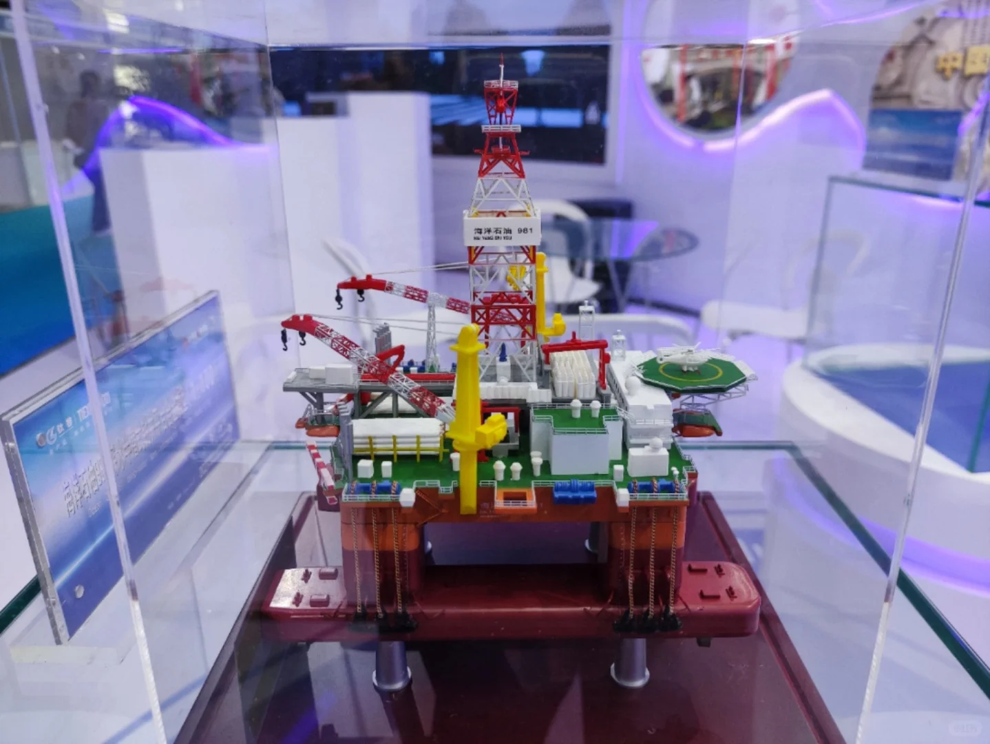 参观宝鸡会展中心中国钛博会