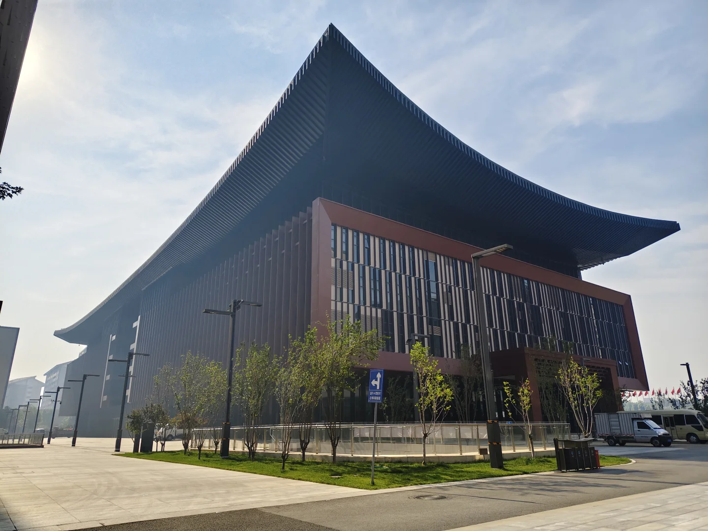 远看威武霸气，近看秀美温柔，雄安会展中心