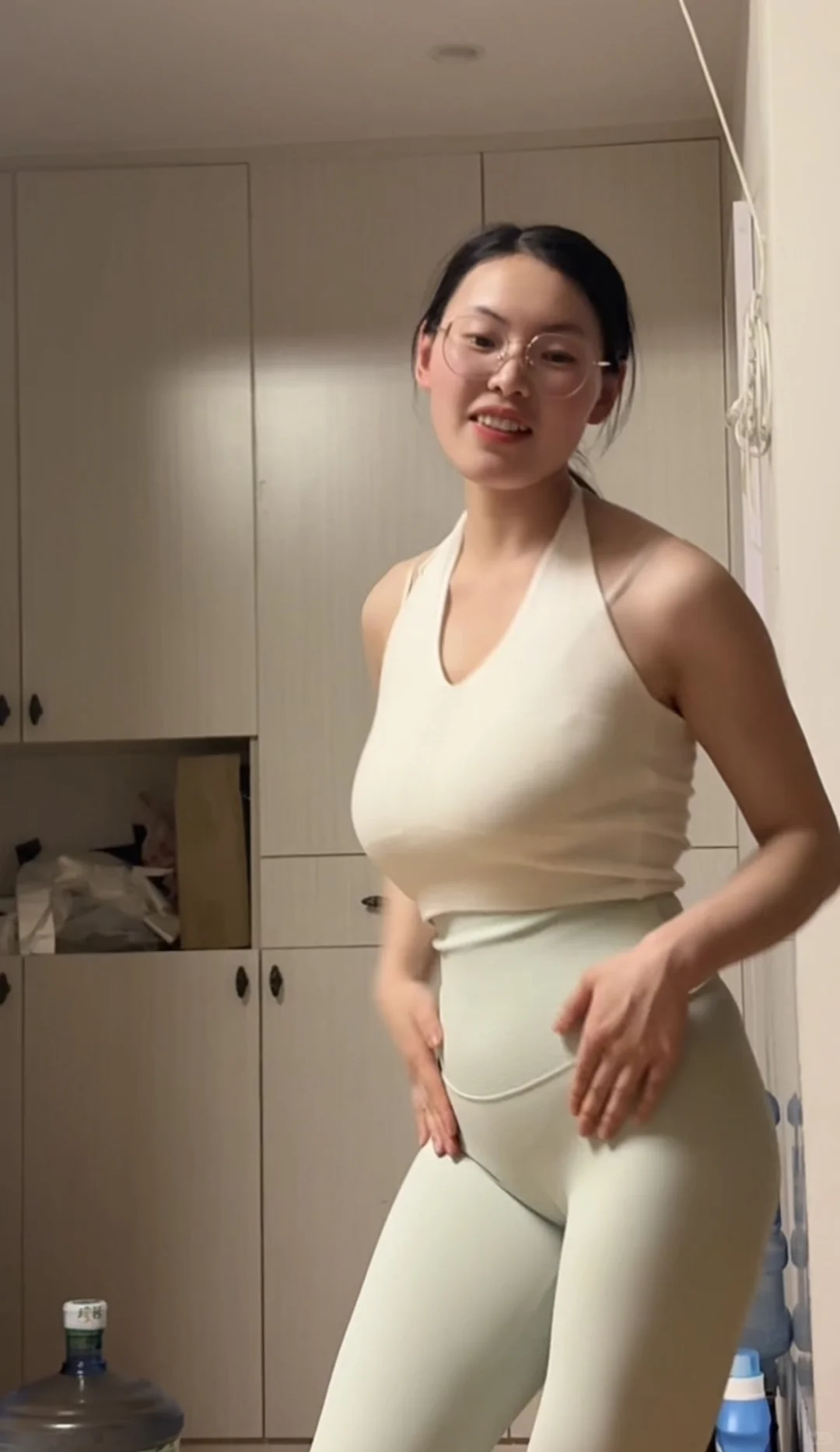 眼镜妹和瑜伽裤更搭哦?