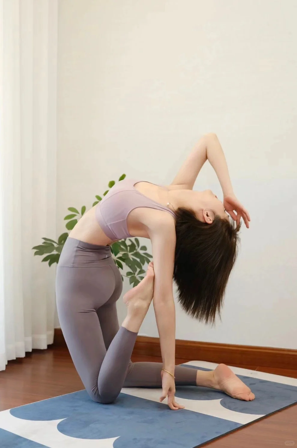 瑜伽穿搭，贴身紧致，饱满圆润