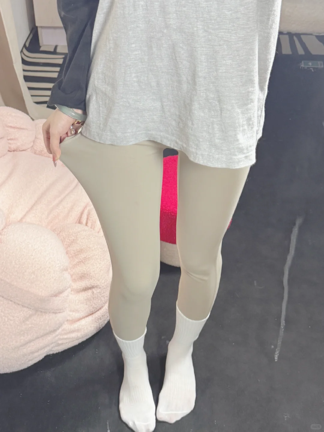 被追着问的瑜伽裤+白袜组合