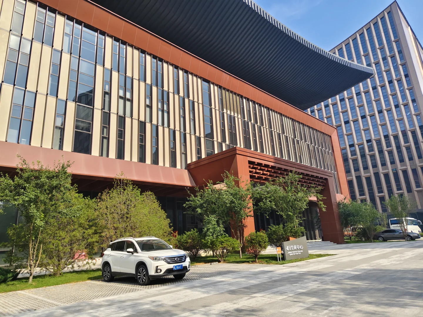 远看威武霸气，近看秀美温柔，雄安会展中心