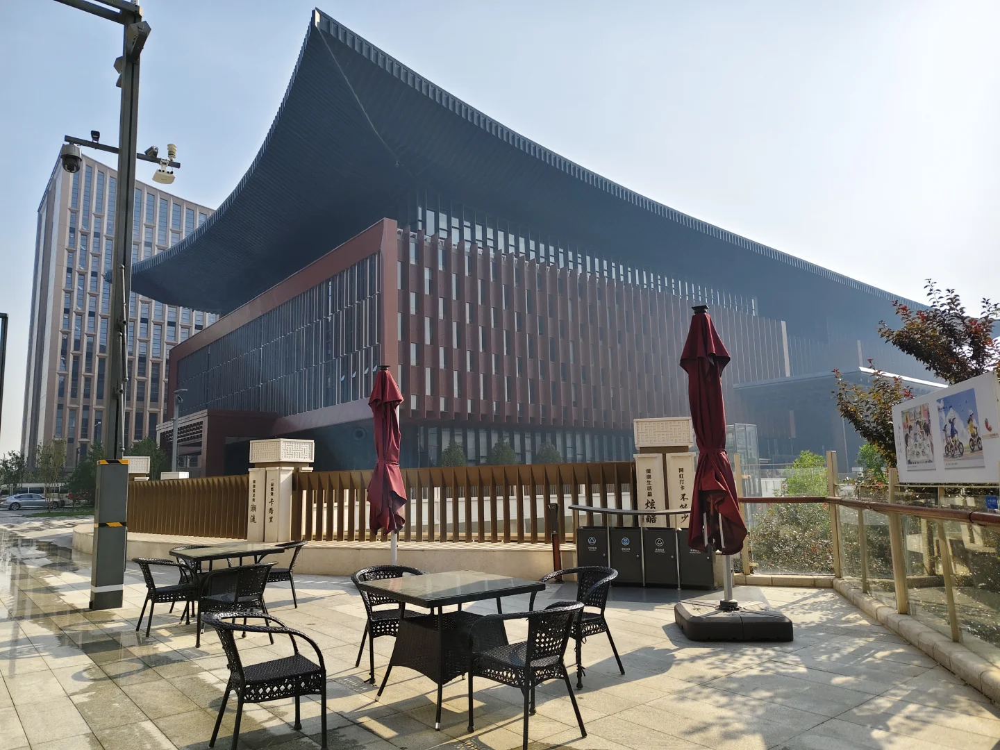 远看威武霸气，近看秀美温柔，雄安会展中心