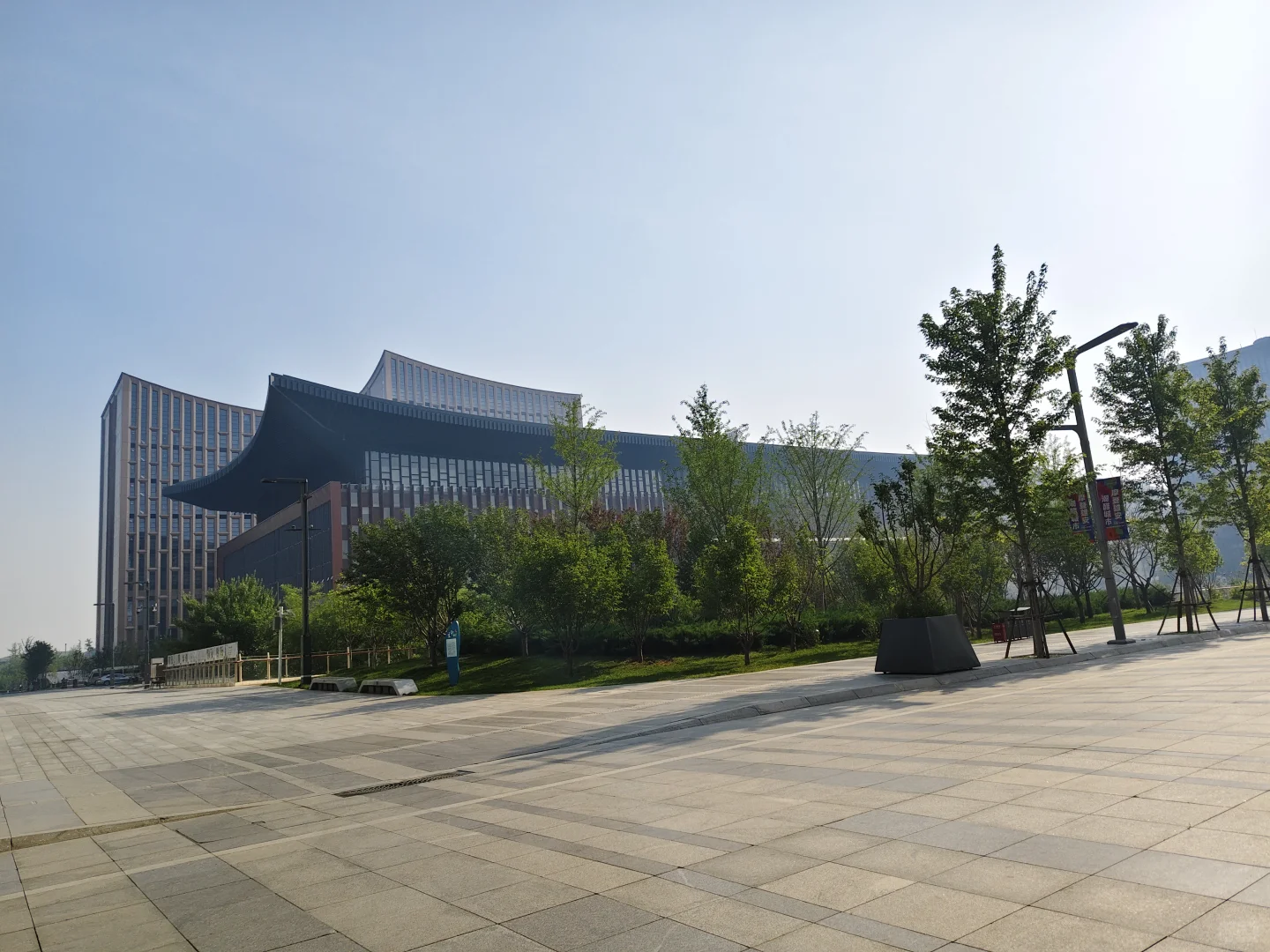 远看威武霸气，近看秀美温柔，雄安会展中心