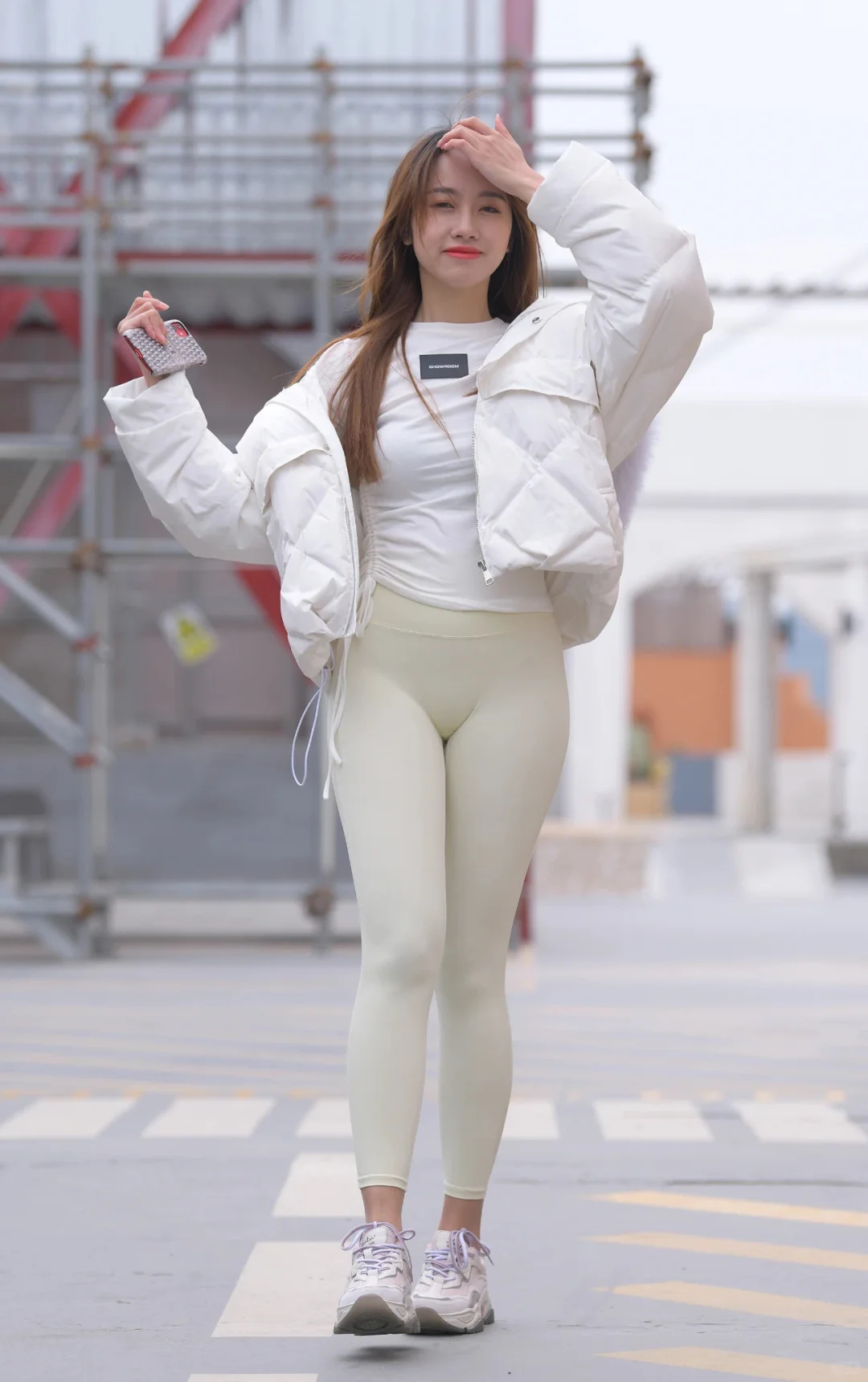 存一些ins风美女拍照姿势?