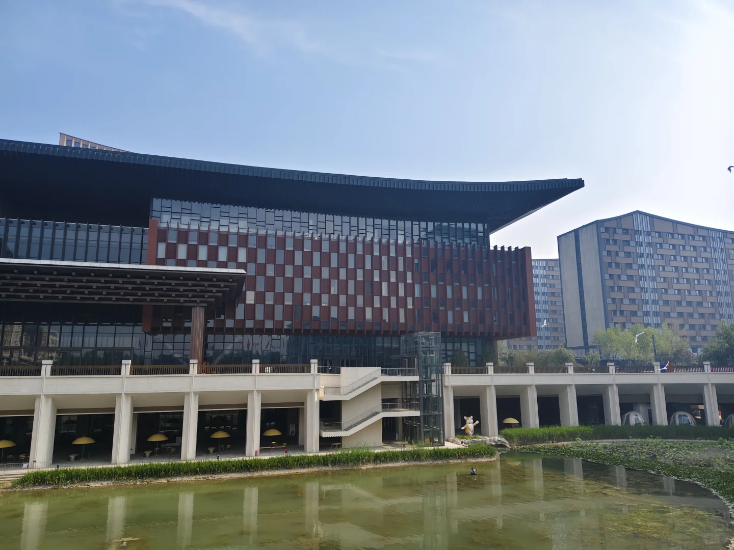 远看威武霸气，近看秀美温柔，雄安会展中心