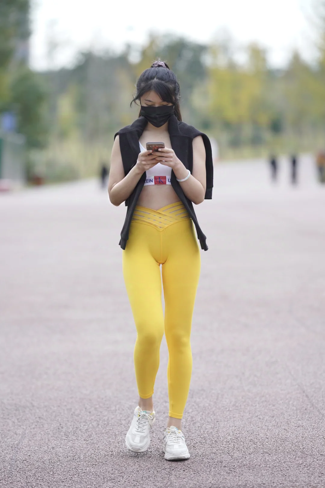 街拍穿搭丨运动背心+黄色瑜伽裤丨完美身材