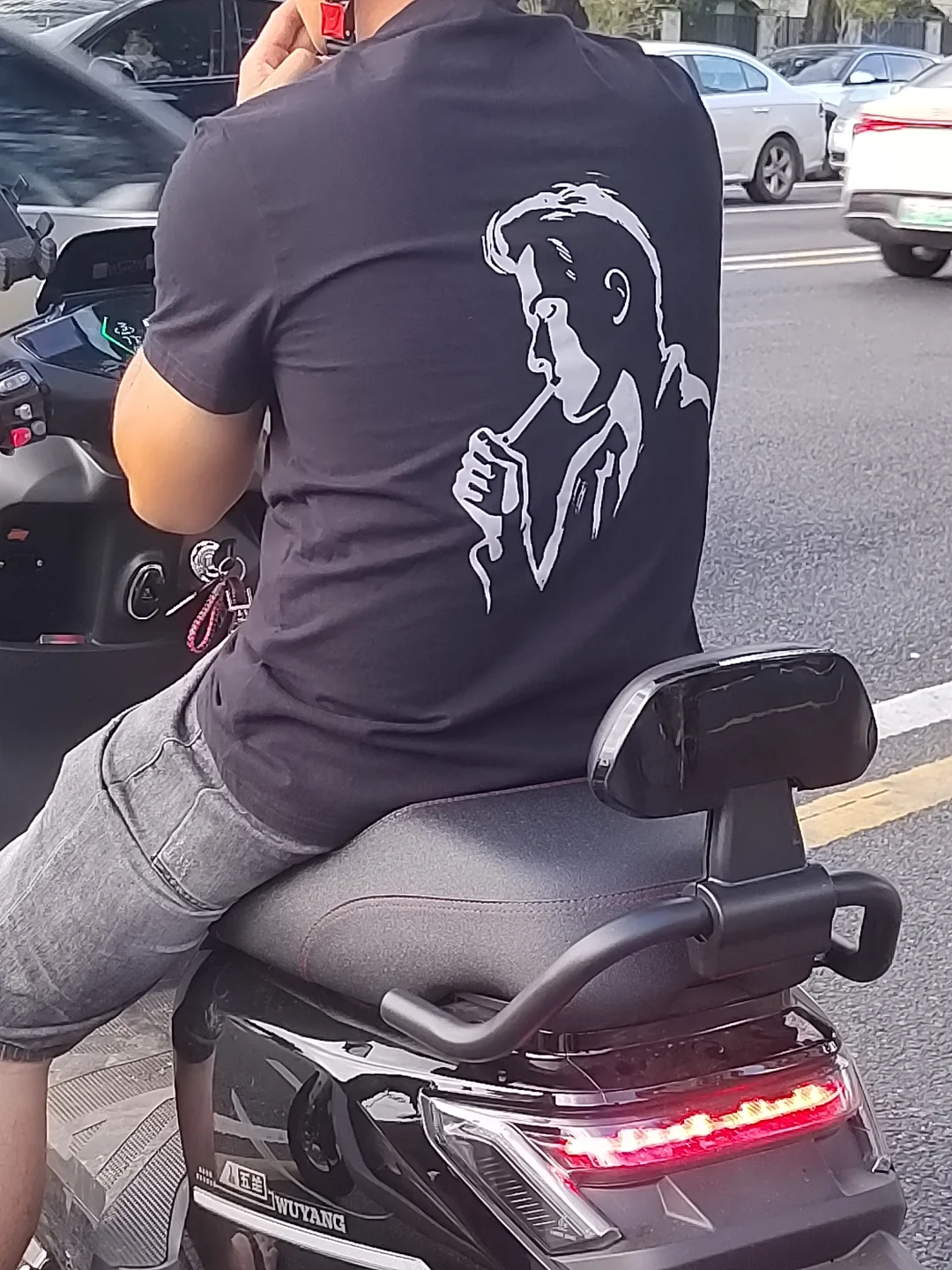 路上偶遇点烟三太子，拼尽全力无法抵抗