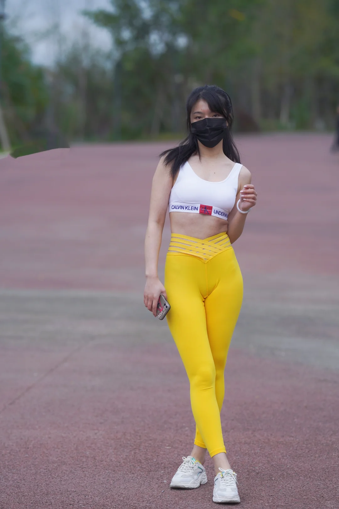 街拍穿搭丨运动背心+黄色瑜伽裤丨完美身材
