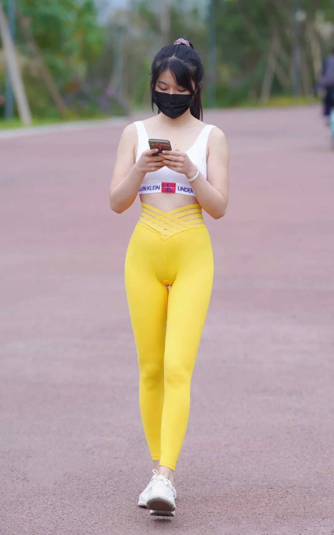 街拍穿搭丨运动背心+黄色瑜伽裤丨完美身材