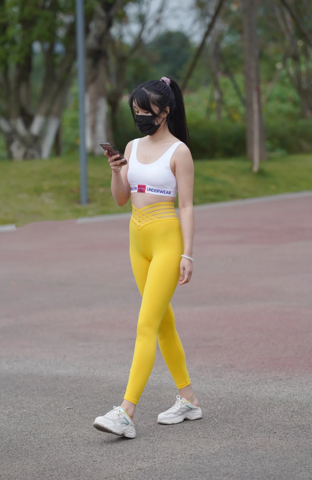 街拍穿搭丨运动背心+黄色瑜伽裤丨完美身材