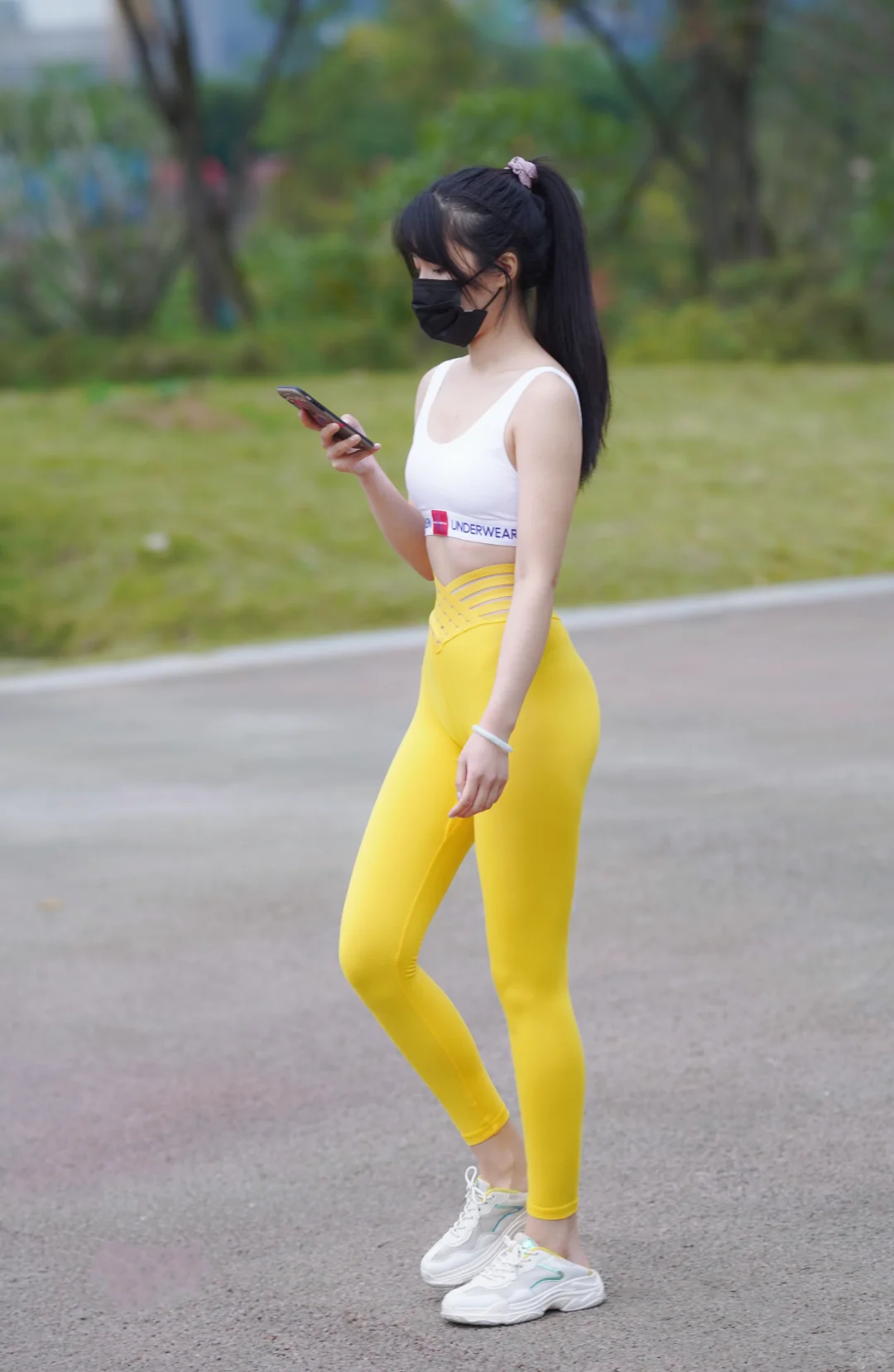 街拍穿搭丨运动背心+黄色瑜伽裤丨完美身材