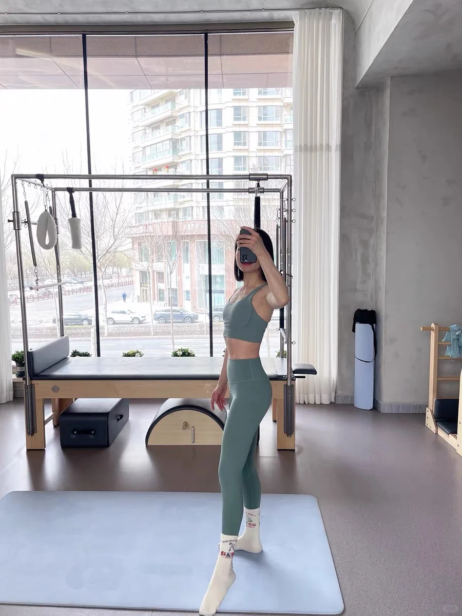 夏天健身衣服穿搭！这样穿去上瑜伽课太美