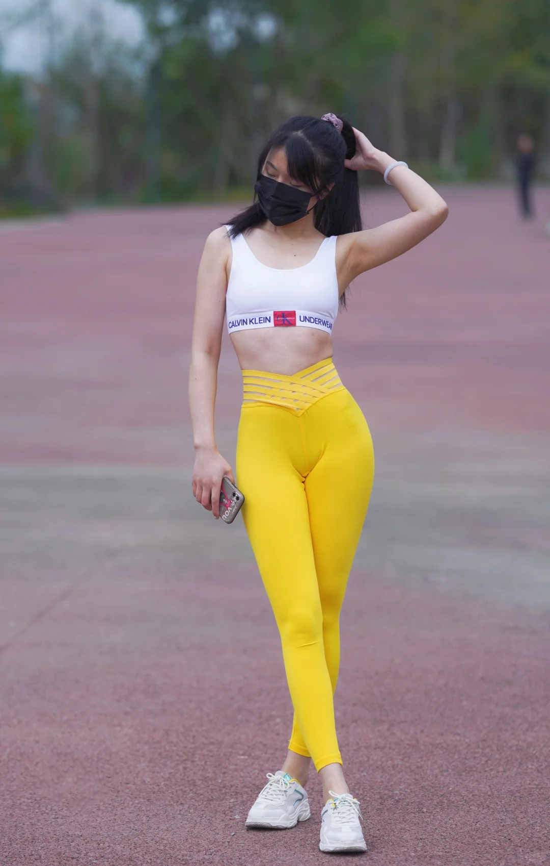 街拍穿搭丨运动背心+黄色瑜伽裤丨完美身材