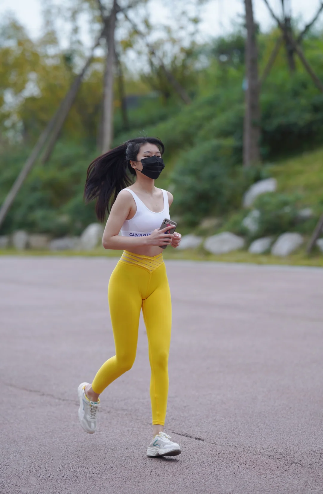 街拍穿搭丨运动背心+黄色瑜伽裤丨完美身材
