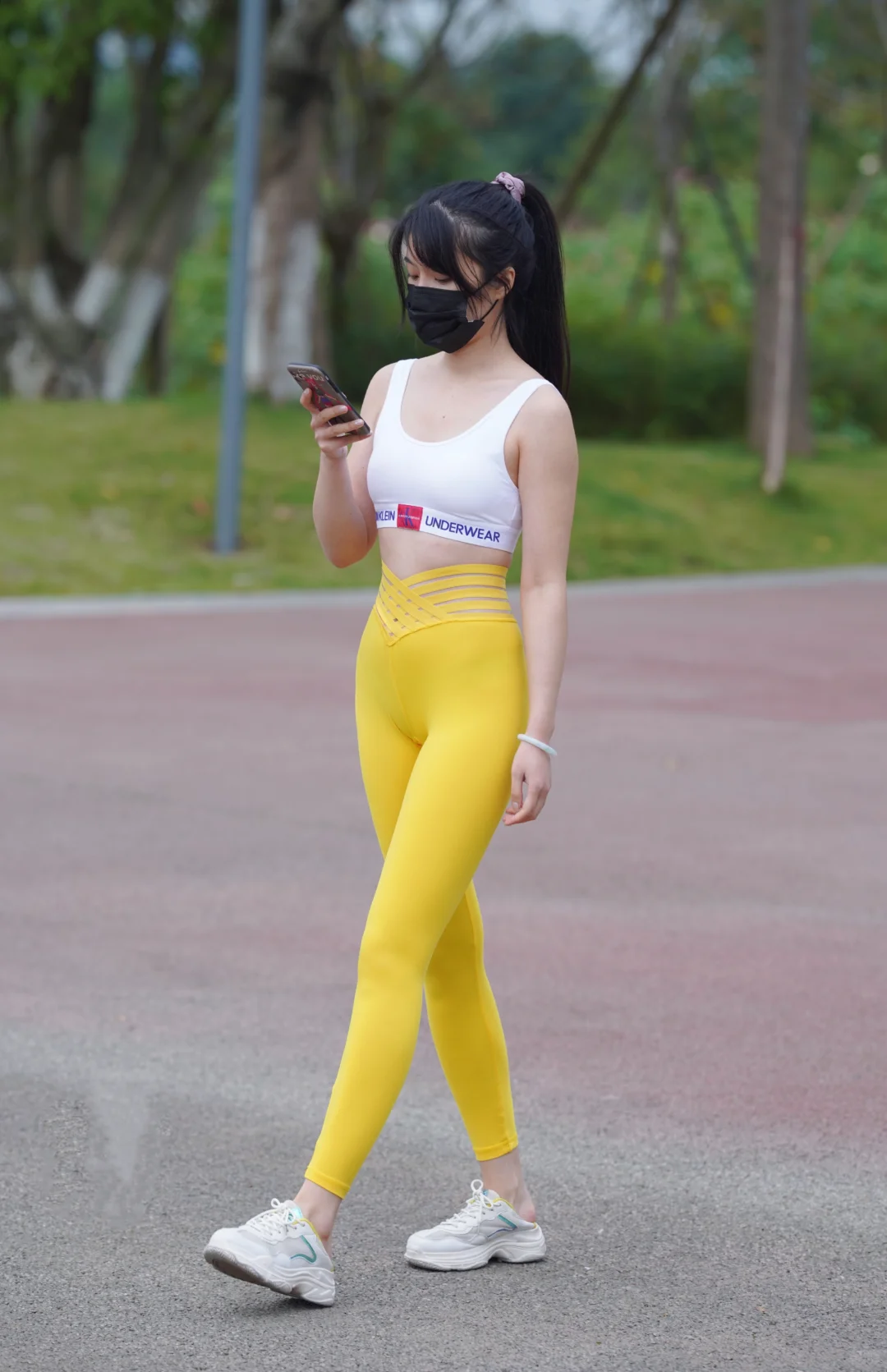 街拍穿搭丨运动背心+黄色瑜伽裤丨完美身材